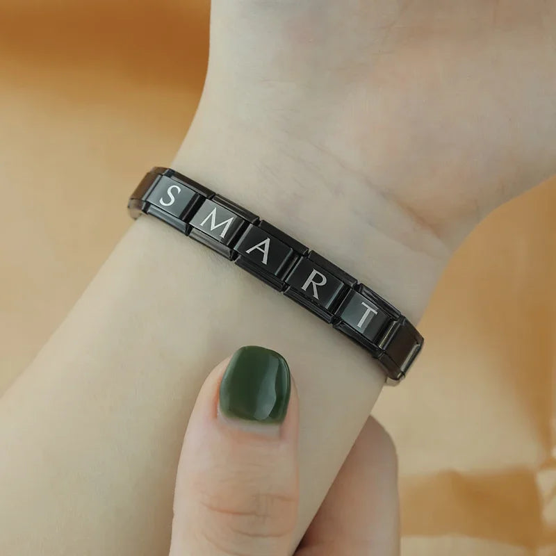 Charm Italiano Plano - Iniciales Contraste (Blanco sobre Negro)