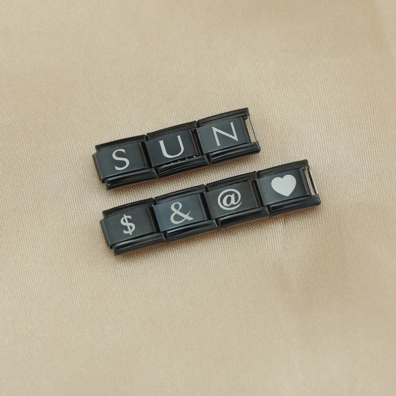 Charm Italiano Plano - Iniciales Contraste (Blanco sobre Negro)