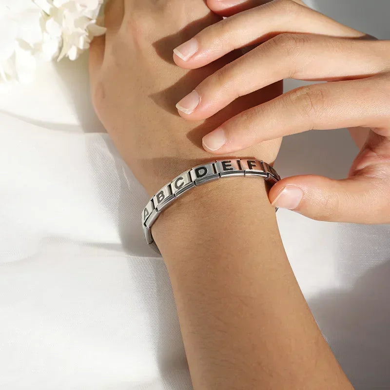 Charm Italiano Plano - Iniciales Negras en Relieve (Letras y Símbolos)